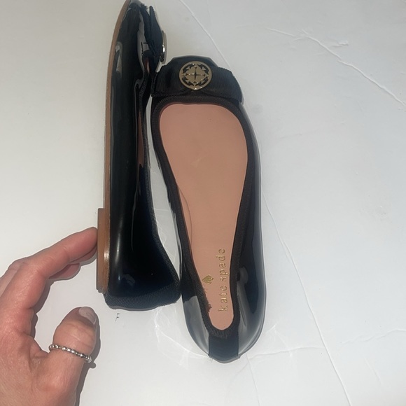 Kate Spade New York Black Patent Leather Fontana Too with Golden Logo Flats sz 6 - Picture 10 of 10